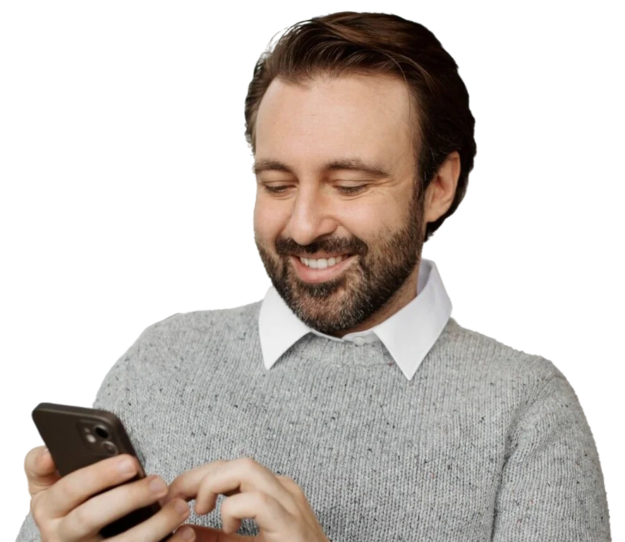 Homem sorrindo olhando o celular